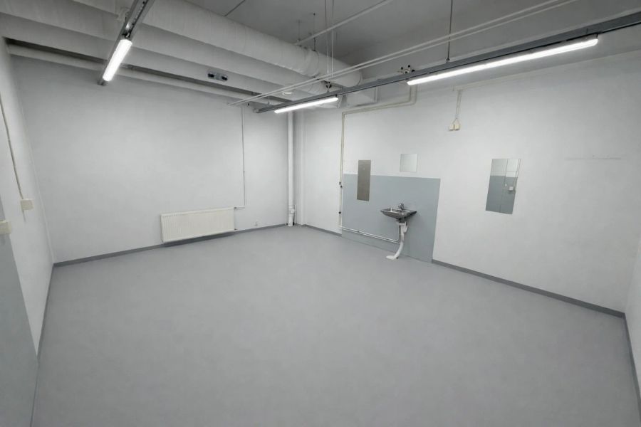 Vilhonkadun 45 m² varastohuone 042, lämmitetty tila kalusteille ja yrityksen tavaroille