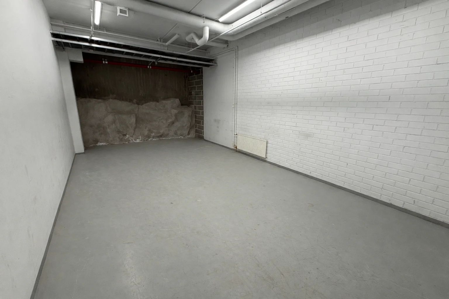 Vilhonkadun 32,5 m² varastohuone 064, valkoiset seinät ja avoin lattiatila
